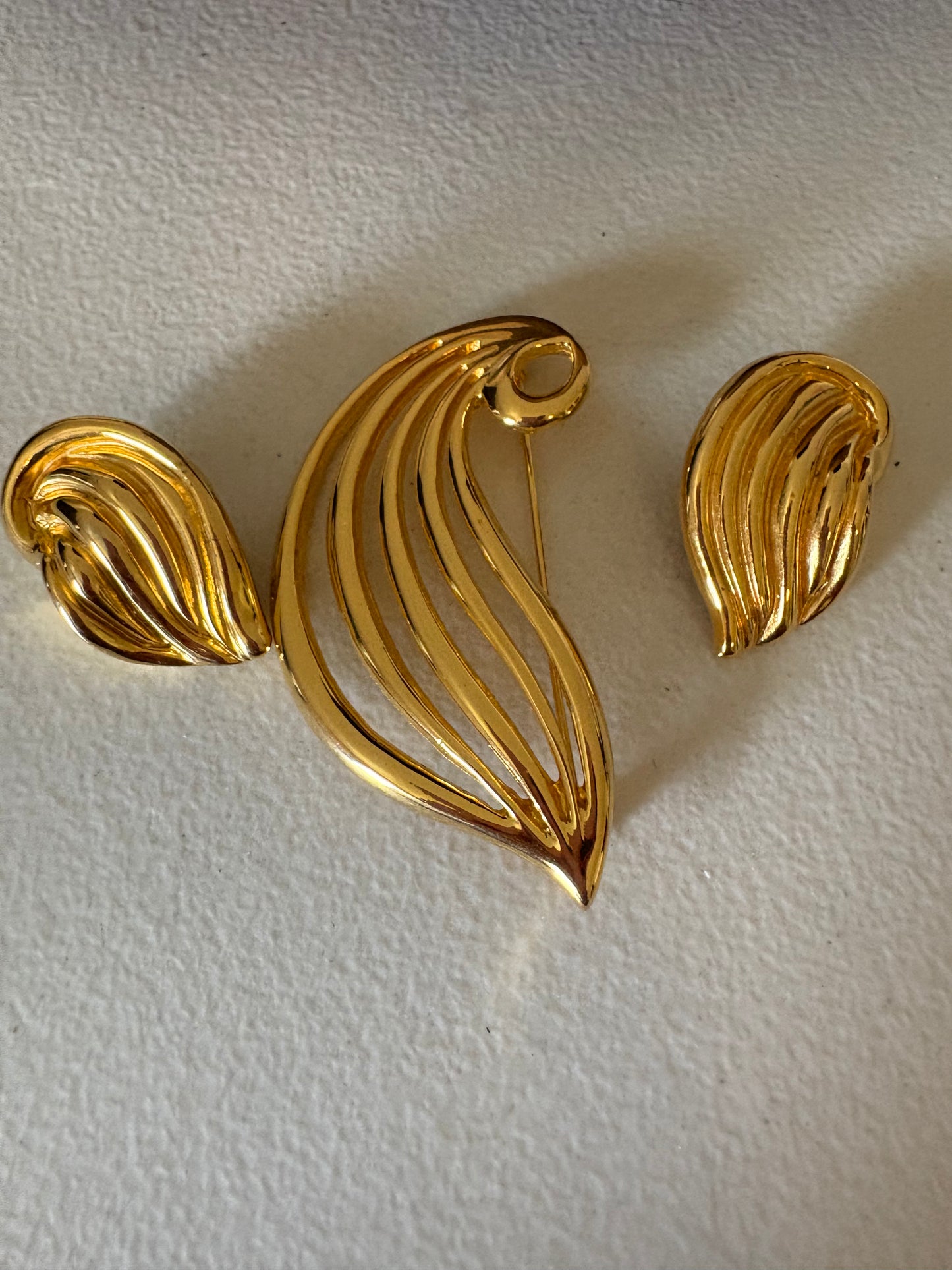 Vintage Gold Tone Smooth Openwork Swirl Design Fashion Brooch With Matching Clip-On Earrings