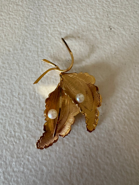 Pin de hoja en tono dorado