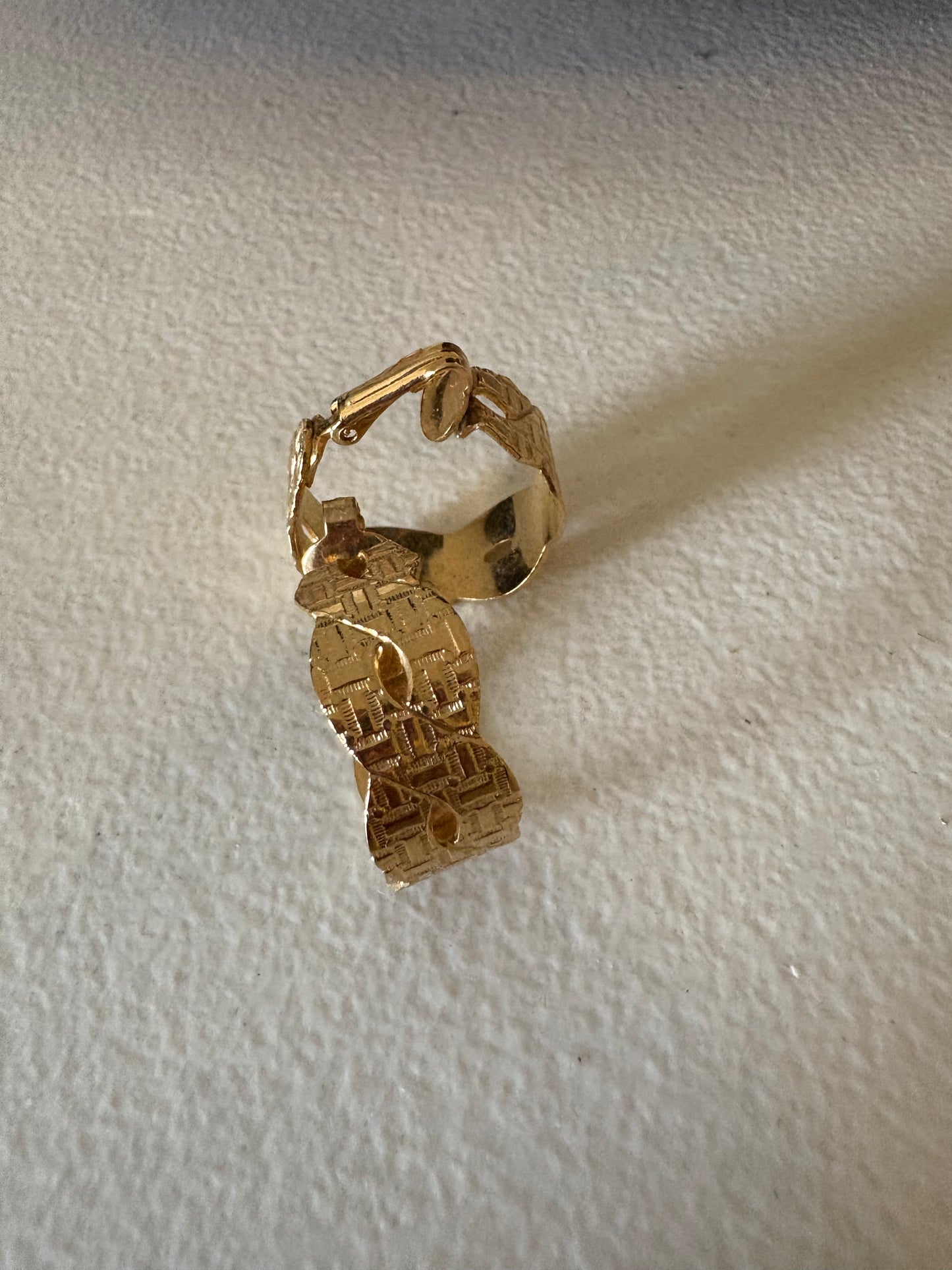 Pendientes de clip estilo aro vintage en tono dorado.