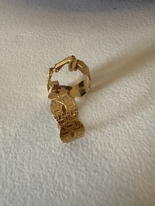 Pendientes de clip estilo aro vintage en tono dorado.