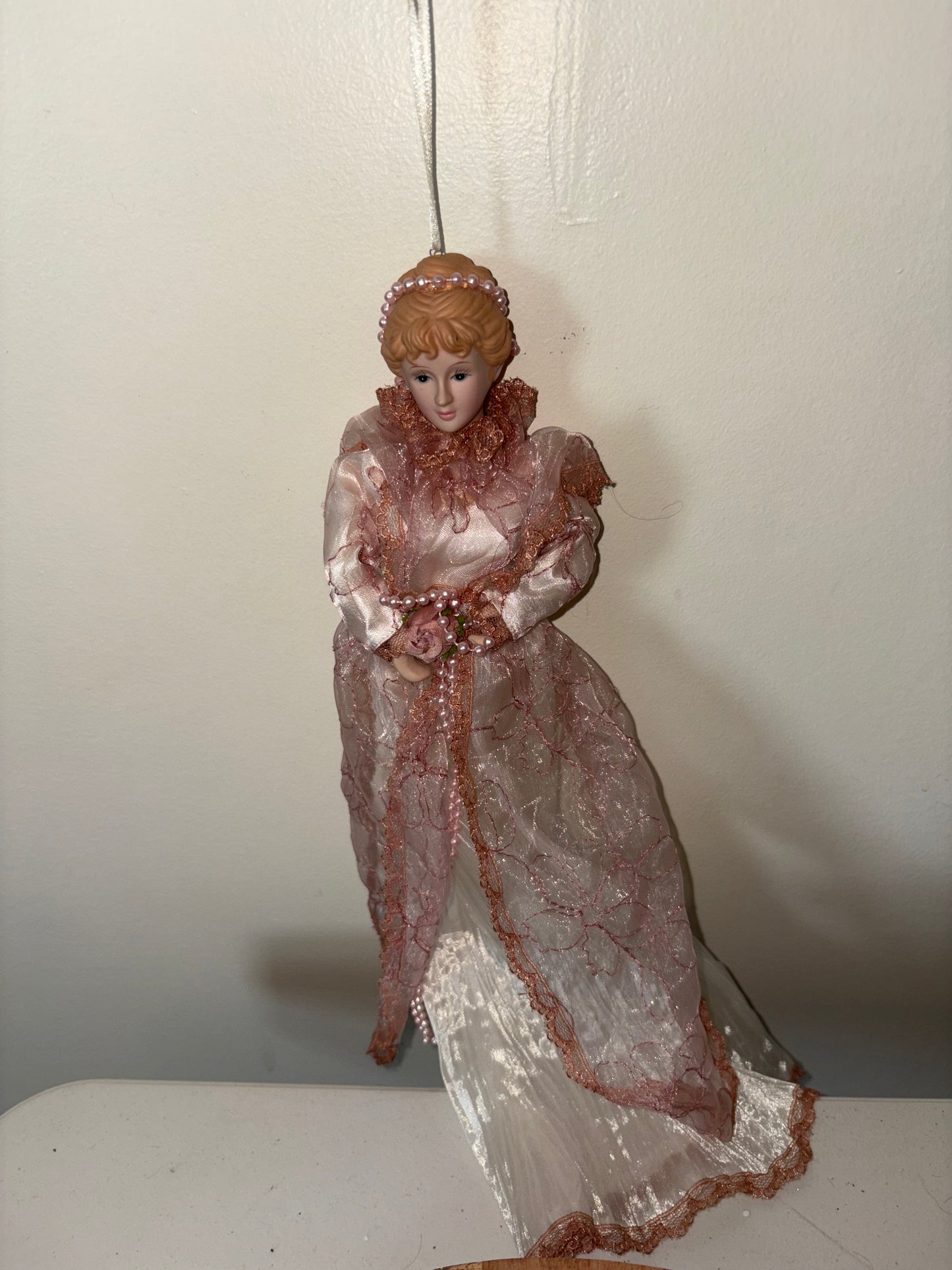 Dos muñecas de porcelana victorianas como adornos navideños