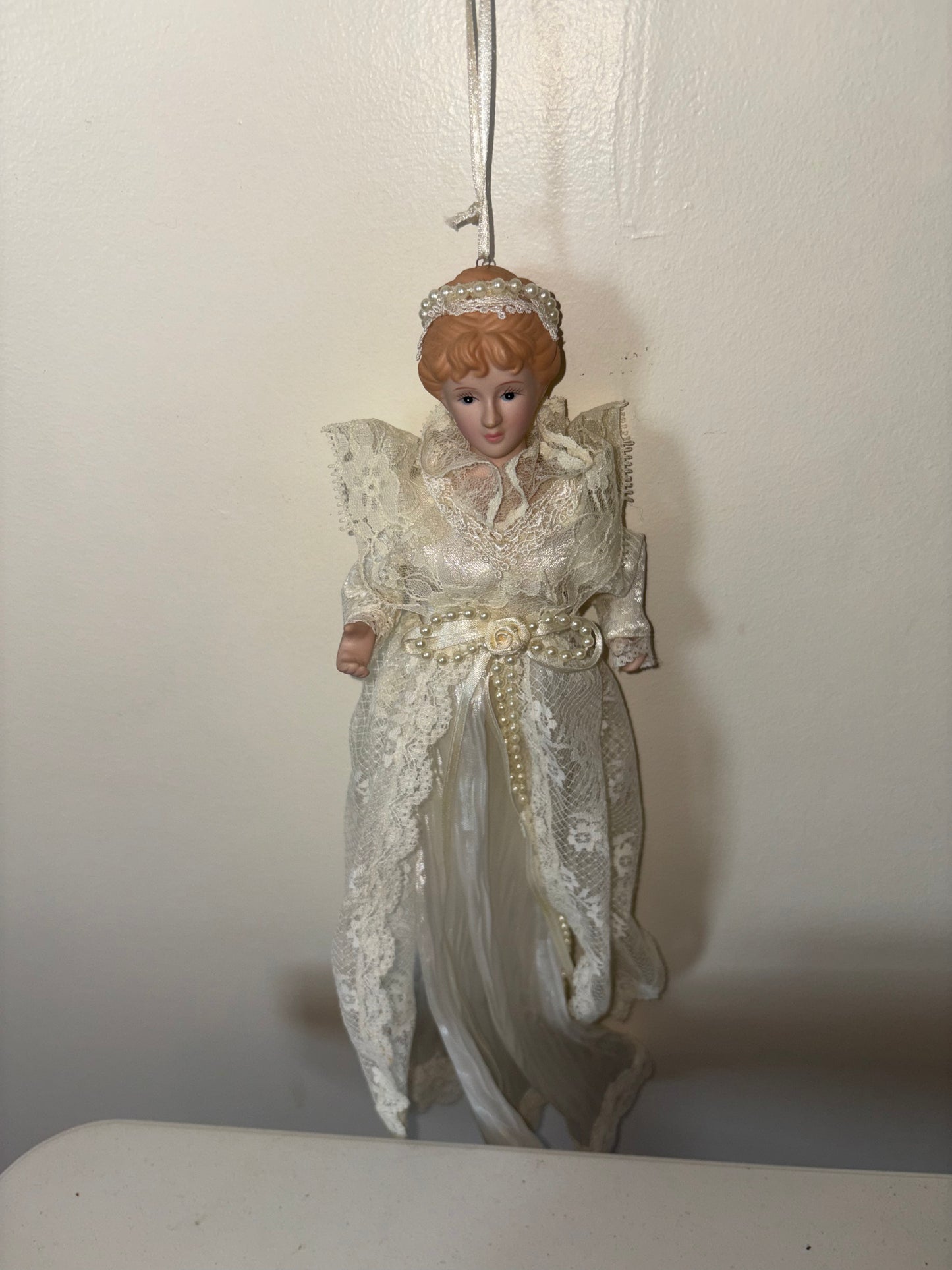 Dos muñecas de porcelana victorianas como adornos navideños