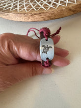 Cargar imagen en el visor de la galería, Pulsera de cuero con forma de tortuga de la paz
