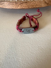 Cargar imagen en el visor de la galería, Pulsera de cuero con forma de tortuga de la paz
