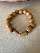 Cargar imagen en el visor de la galería, Pulsera vintage de cuentas de madera
