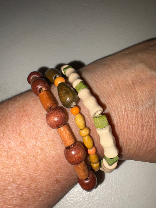 Juego de tres pulseras de madera.