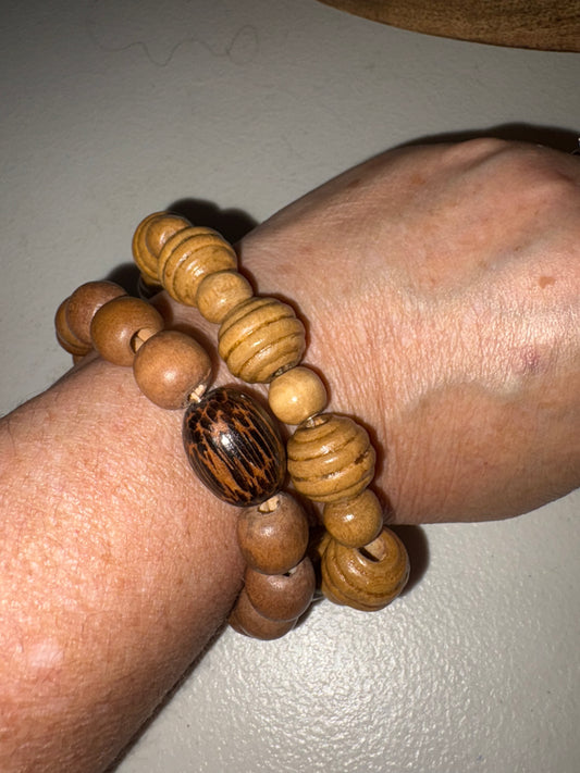 Dos grandes pulseras de madera maciza