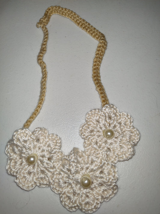 Collar floral de crochet hecho a mano
