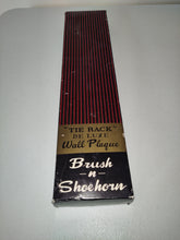 Cargar imagen en el visor de la galería, Vintage shoehorn and garment brush
