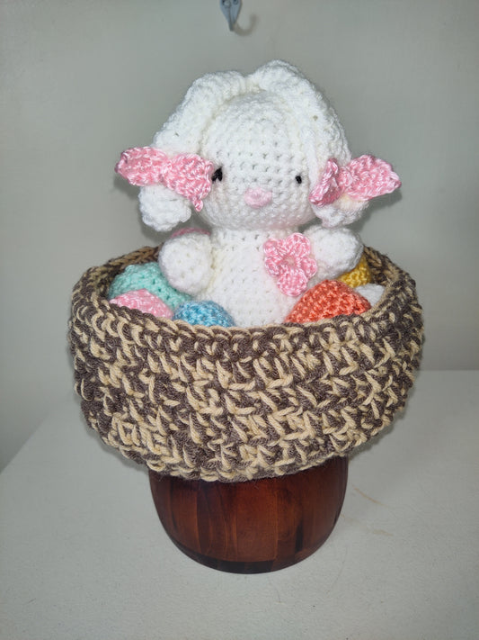 Canasta de Pascua de crochet con conejito y huevos