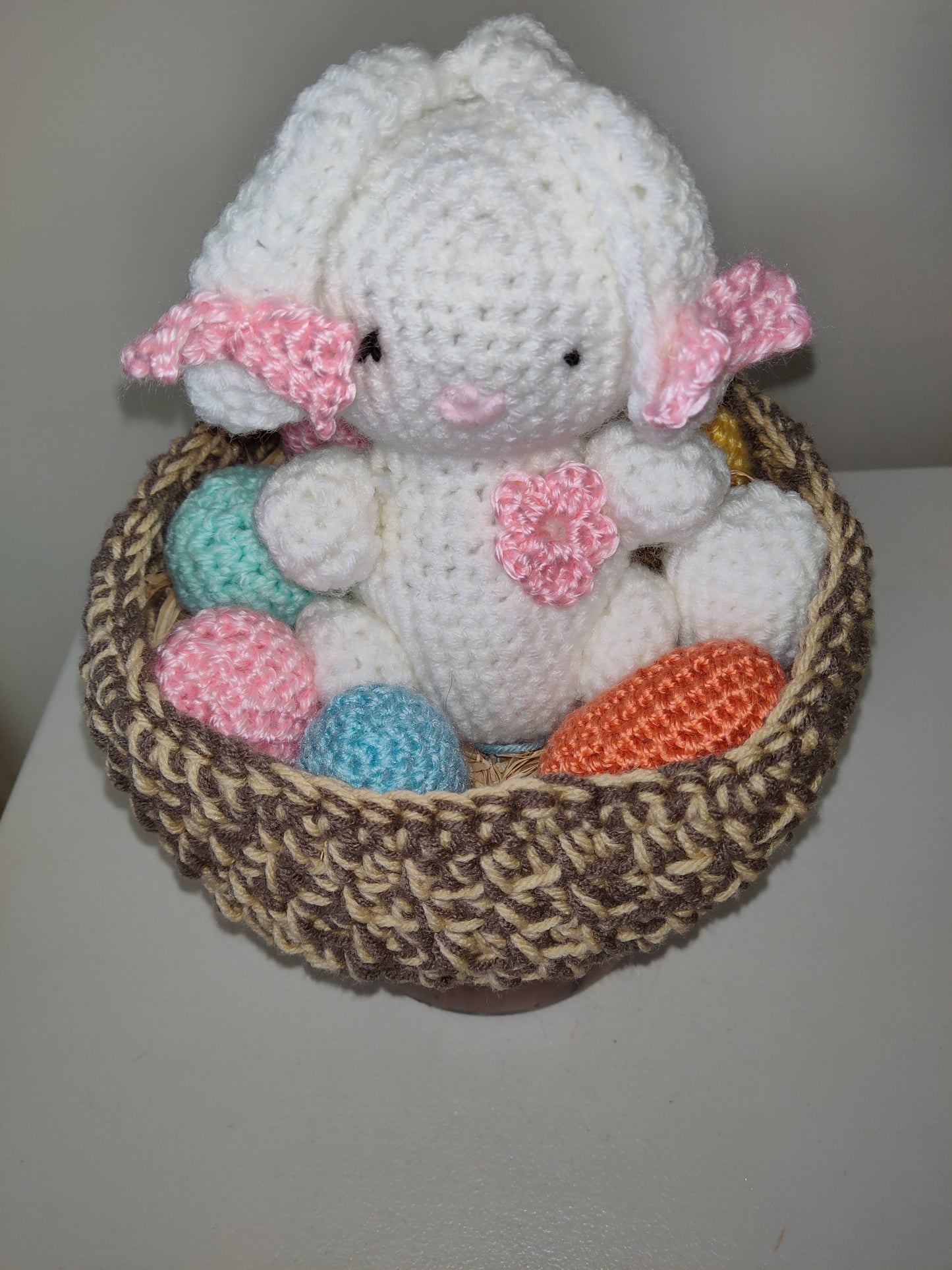 Canasta de Pascua de crochet con conejito y huevos