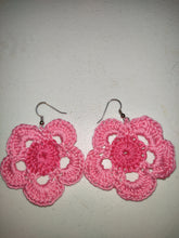 Cargar imagen en el visor de la galería, Crochet Floral Earrings
