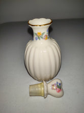 Cargar imagen en el visor de la galería, Vtg. Lenox Floral Perfume Bottle with Heart Stopper MINT
