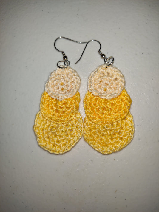 Pendientes amarillos tejidos a mano en crochet
