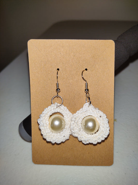 Pendientes colgantes de crochet hechos a mano con cuentas de perla de vidrio
