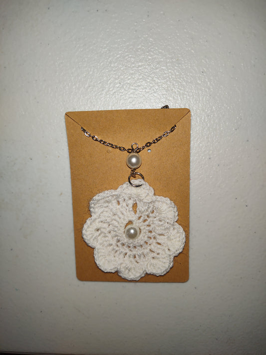 Collar floral de crochet hecho a mano
