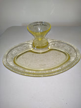 Cargar imagen en el visor de la galería, Hazel Atlas FLORENTINE YELLOW  Sherbet Cup With  PLATTER
