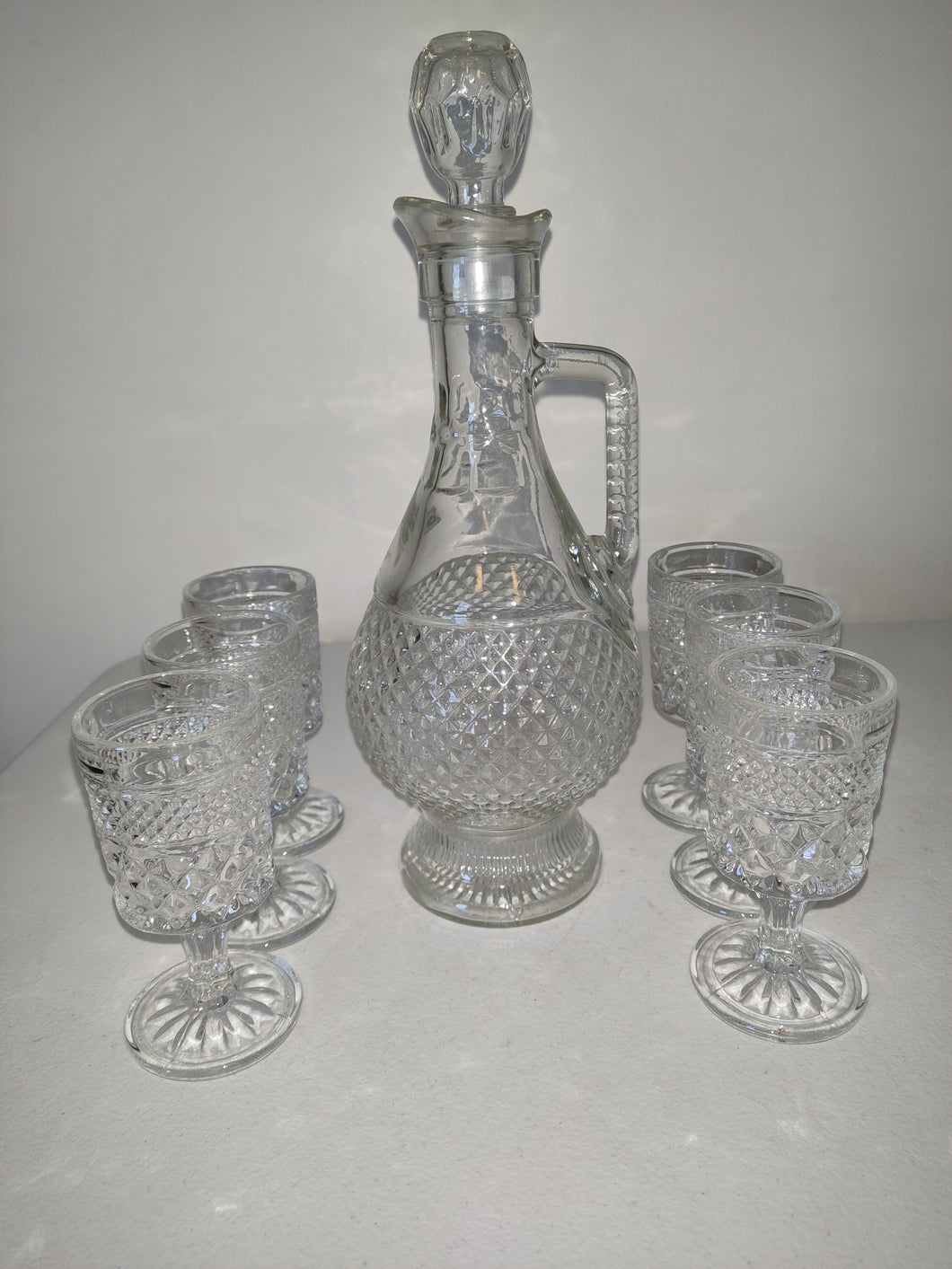 VTG. CLEAR GLASS DECANTER And Matching Glasses.  W. GLASS STOPPER-TEXTURED DIAMOND PATTERN-MD 1976-EXC.