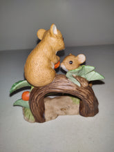 Carica l&#39;immagine nel visualizzatore di Gallery, Home Interiors &amp; Gifts 1443 &quot;Tiny Tales&quot; . Mice W/ Christmas Berries . Homco
