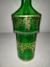 Carica l&#39;immagine nel visualizzatore di Gallery, Vintage Mid Century Green Glass Decanter
