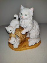 Indlæs billede til gallerivisning VTG Persian Cats w/ Yarn Figurine Home Interiors &amp; Gifts 14522-98 &quot;Feline Fun&quot;
