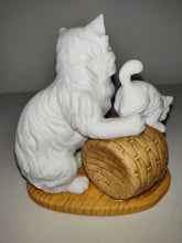 Carica l&#39;immagine nel visualizzatore di Gallery, VTG Persian Cats w/ Yarn Figurine Home Interiors &amp; Gifts 14522-98 &quot;Feline Fun&quot;
