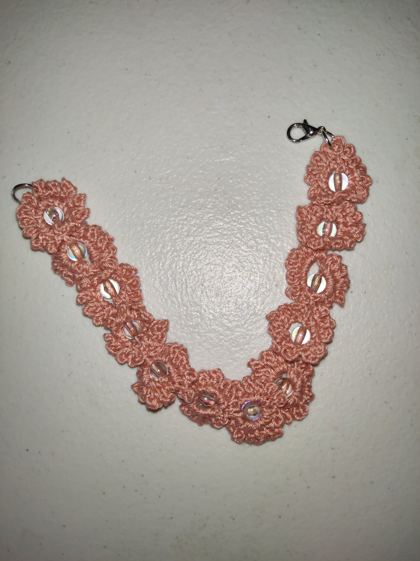 Pulsera floral tejida a mano