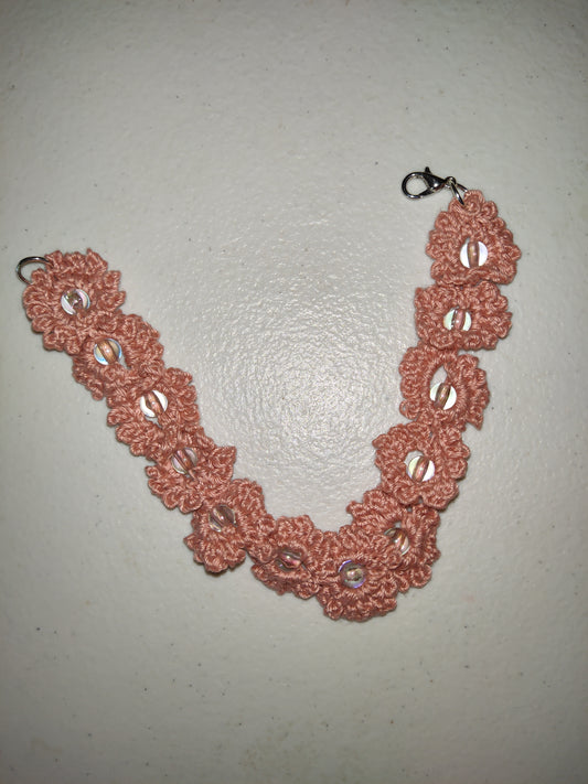 Pulsera floral tejida a mano
