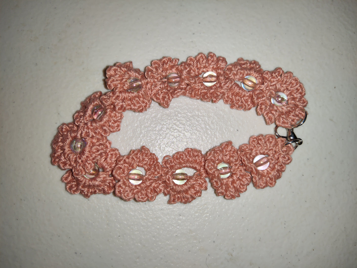 Pulsera floral tejida a mano