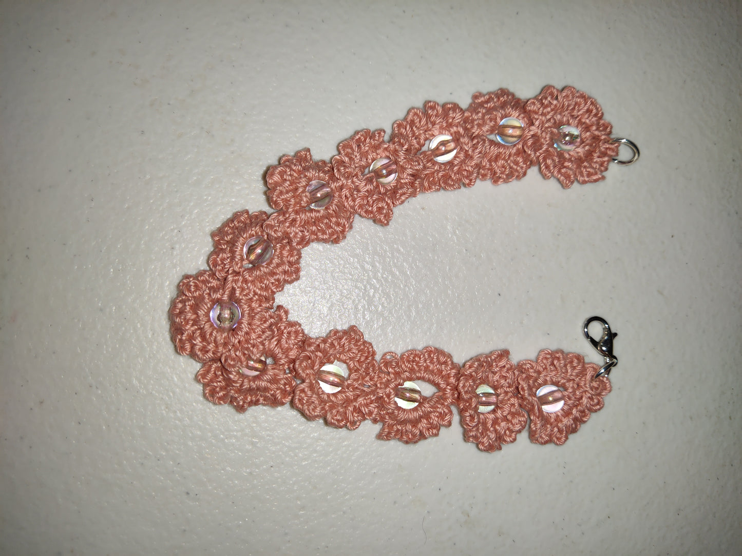 Pulsera floral tejida a mano