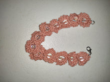 Carica l&#39;immagine nel visualizzatore di Gallery, Hand Crochet Floral Bracelet
