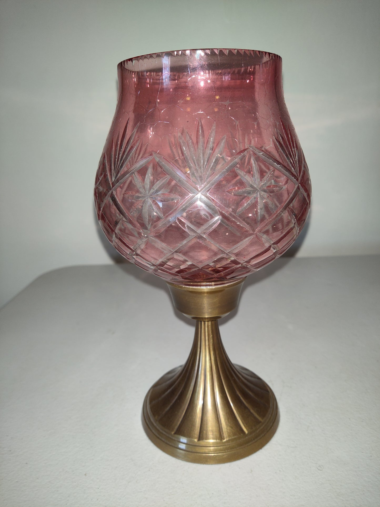 Candelabro vintage de vidrio rosa y latón