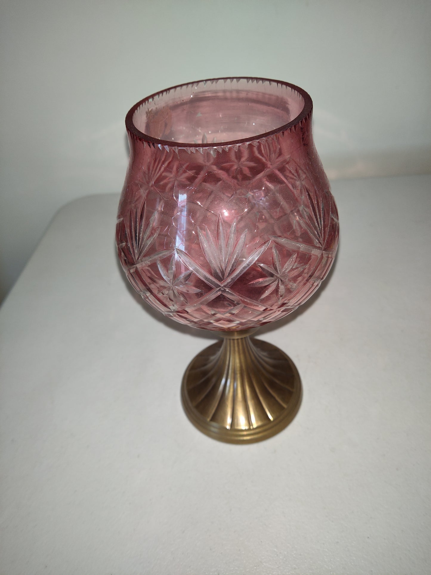Candelabro vintage de vidrio rosa y latón