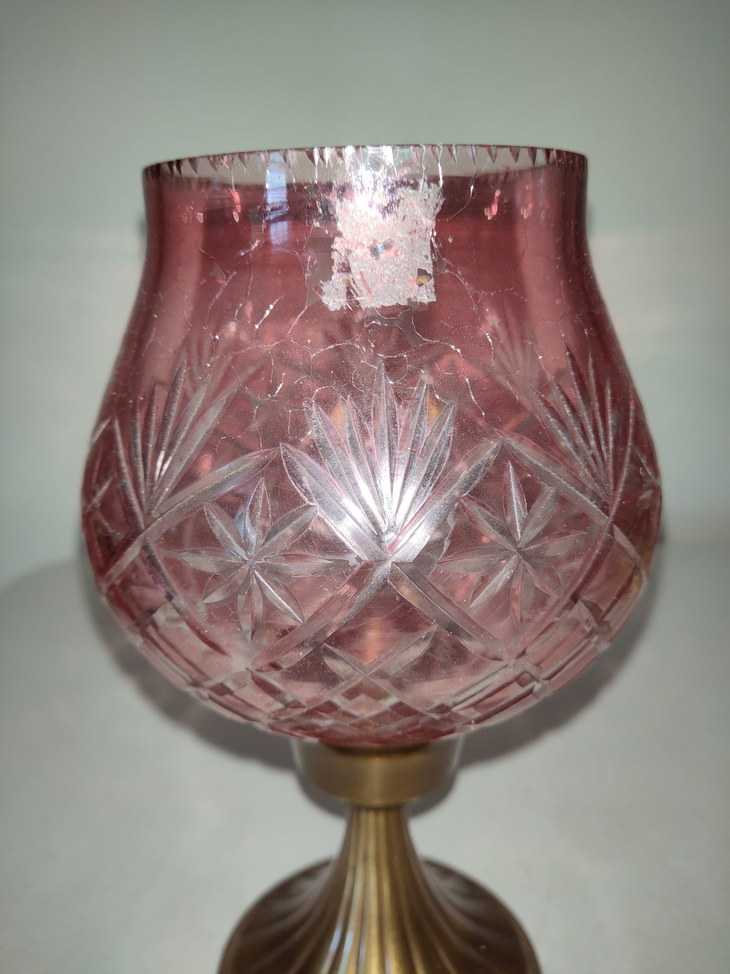 Candelabro vintage de vidrio rosa y latón