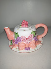 Cargar imagen en el visor de la galería, Vintage 1997 Seymour Mann Ceramic Floral Hat Teapot.
