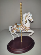 Carica l&#39;immagine nel visualizzatore di Gallery, Franklin Mint Porcelain Carousel Horse Statue &quot;Carousel Magic&quot; 1987 Lynn Lupetti
