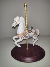 Carica l&#39;immagine nel visualizzatore di Gallery, Franklin Mint Porcelain Carousel Horse Statue &quot;Carousel Magic&quot; 1987 Lynn Lupetti
