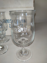 Carica l&#39;immagine nel visualizzatore di Gallery, Pfaltzgraff - Heirloom - Wine Goblets - 4 of Them - Made USA - Original Box
