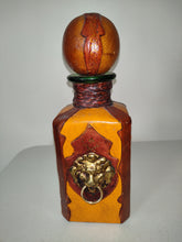 Afbeelding in Gallery-weergave laden, Leather Wrapped Italian Decanter Vintage Liquor Bottle With Lion Crest
