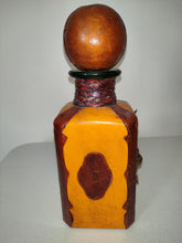 Afbeelding in Gallery-weergave laden, Leather Wrapped Italian Decanter Vintage Liquor Bottle With Lion Crest
