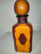 Afbeelding in Gallery-weergave laden, Leather Wrapped Italian Decanter Vintage Liquor Bottle With Lion Crest
