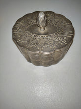 Afbeelding in Gallery-weergave laden, Silver Plated Ornate Scalloped Oval Trinket Box Vintage
