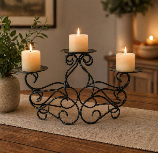 Candelabro de metal negro con volutas, candelabro de tres niveles
