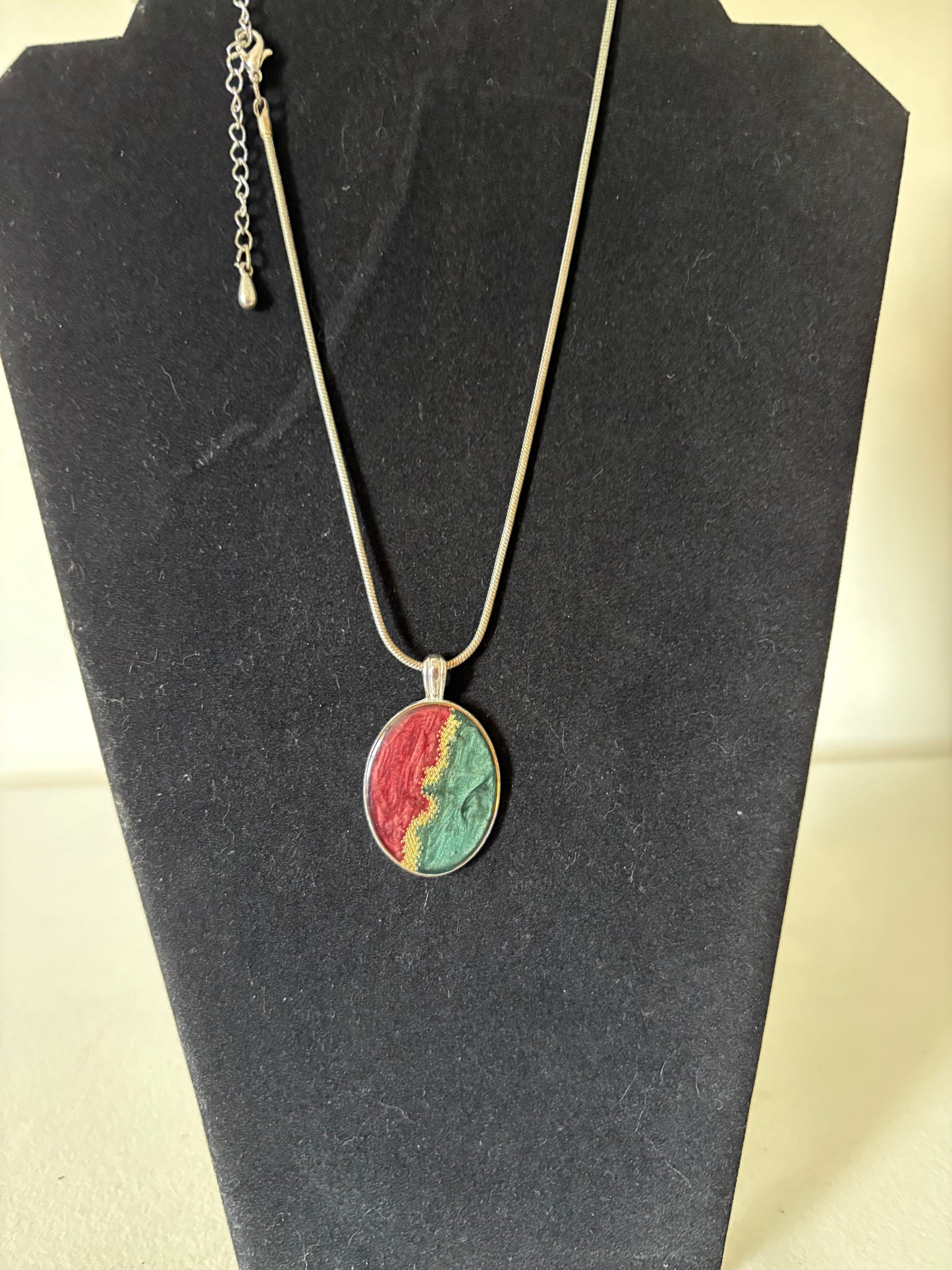 Kenneth Cole KC Silver Tone Pendant 15"Necklace Green Gold Rust Resin Medallion