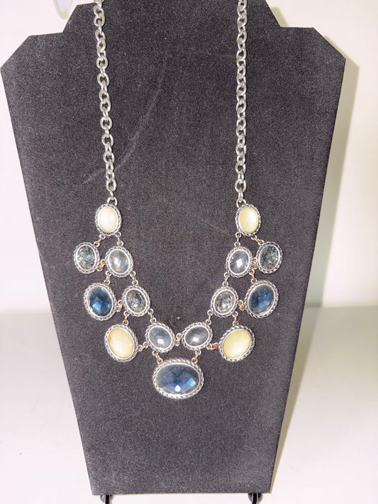 Collar de diamantes de imitación acrílicos facetados en tonos plateados de azul verdoso de Dana Buchman