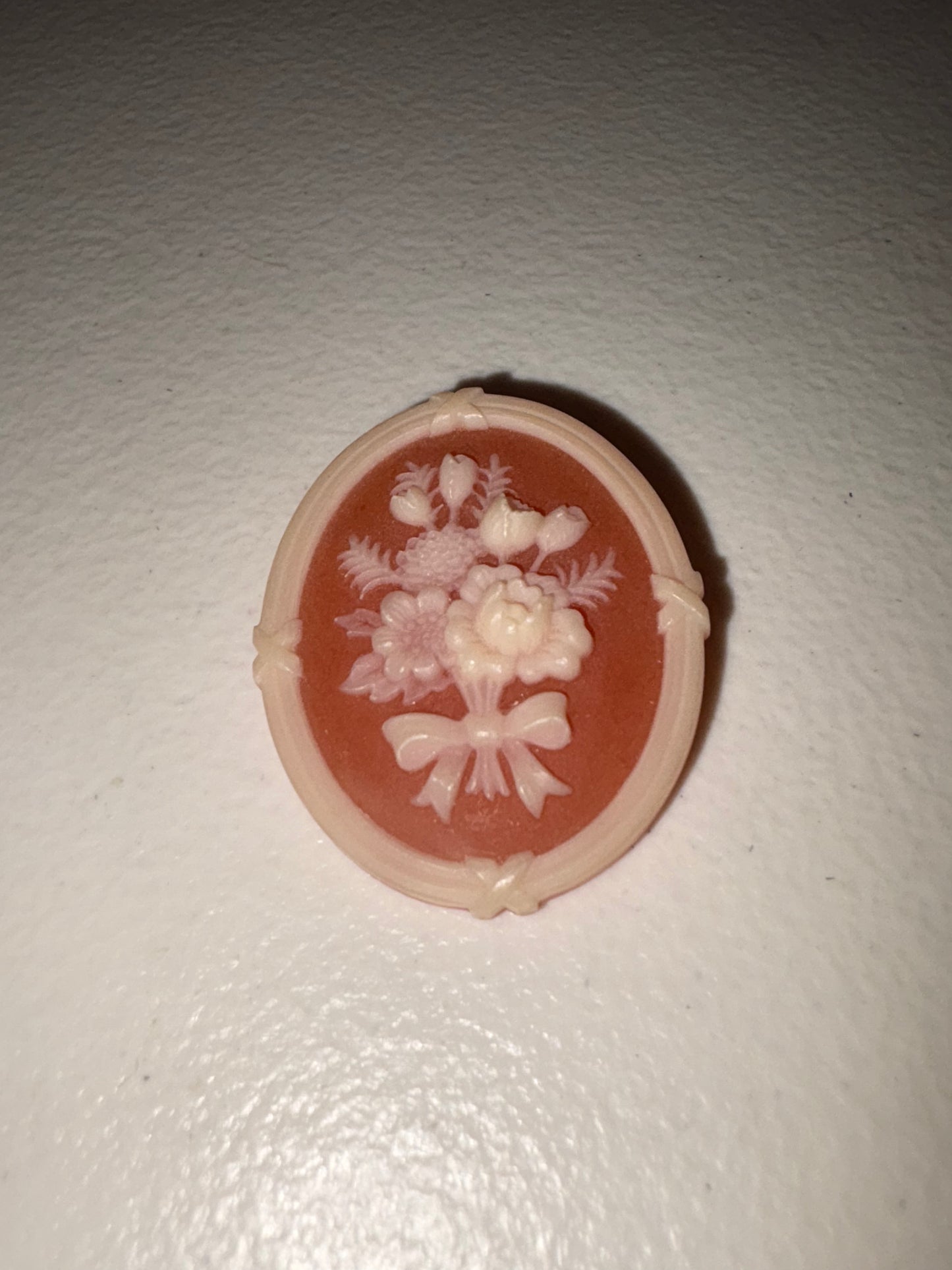 Broche/pin con camafeo y ramo de flores de resina de Avon vintage atado con lazo
