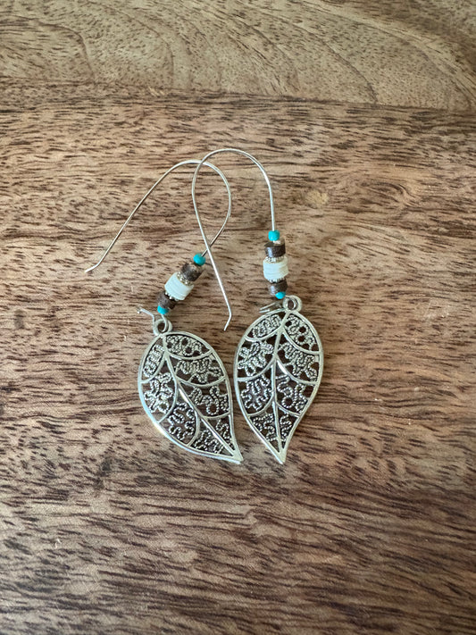 ¡NUEVOS! Pendientes colgantes con hojas de filigrana de plata y cuentas color turquesa y bronce únicos.