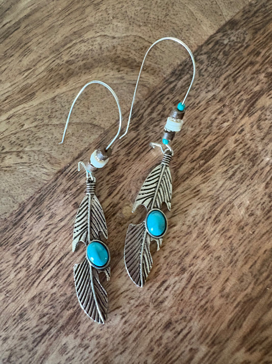 Pendientes de gancho de alambre francés tribal con cuentas de turquesa y hojas largas en tono plateado, NUEVOS