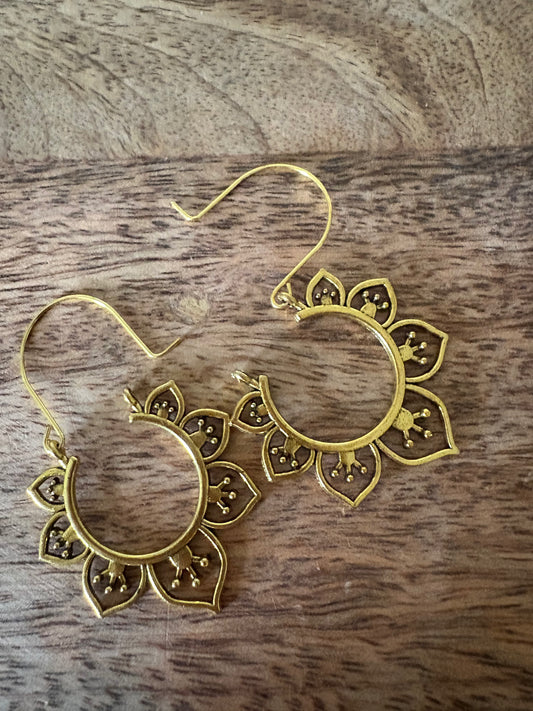 Pendientes colgantes bohemios con diseño de loto en tono dorado. NUEVOS