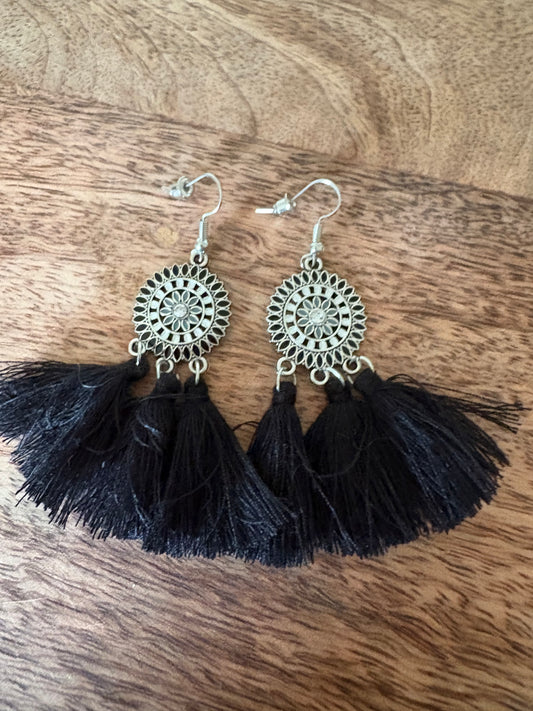 Pendientes colgantes bohemios con borlas negras y cierre de anzuelo de disco de metal esmaltado. NUEVOS.